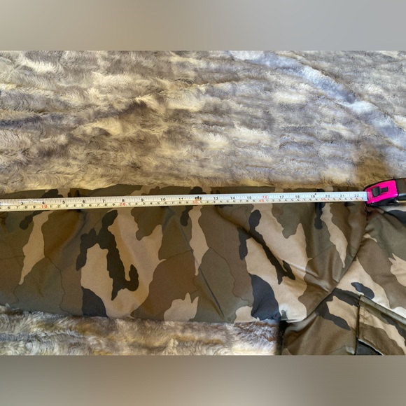 NWT brand, medium, new, cropped, camo, comfy, puffer jacket, warm and cute - Picture 5 of 13